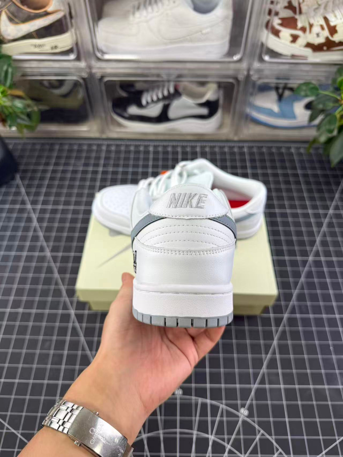 SB Dunk X Supreme White Metallic Silver (2025)